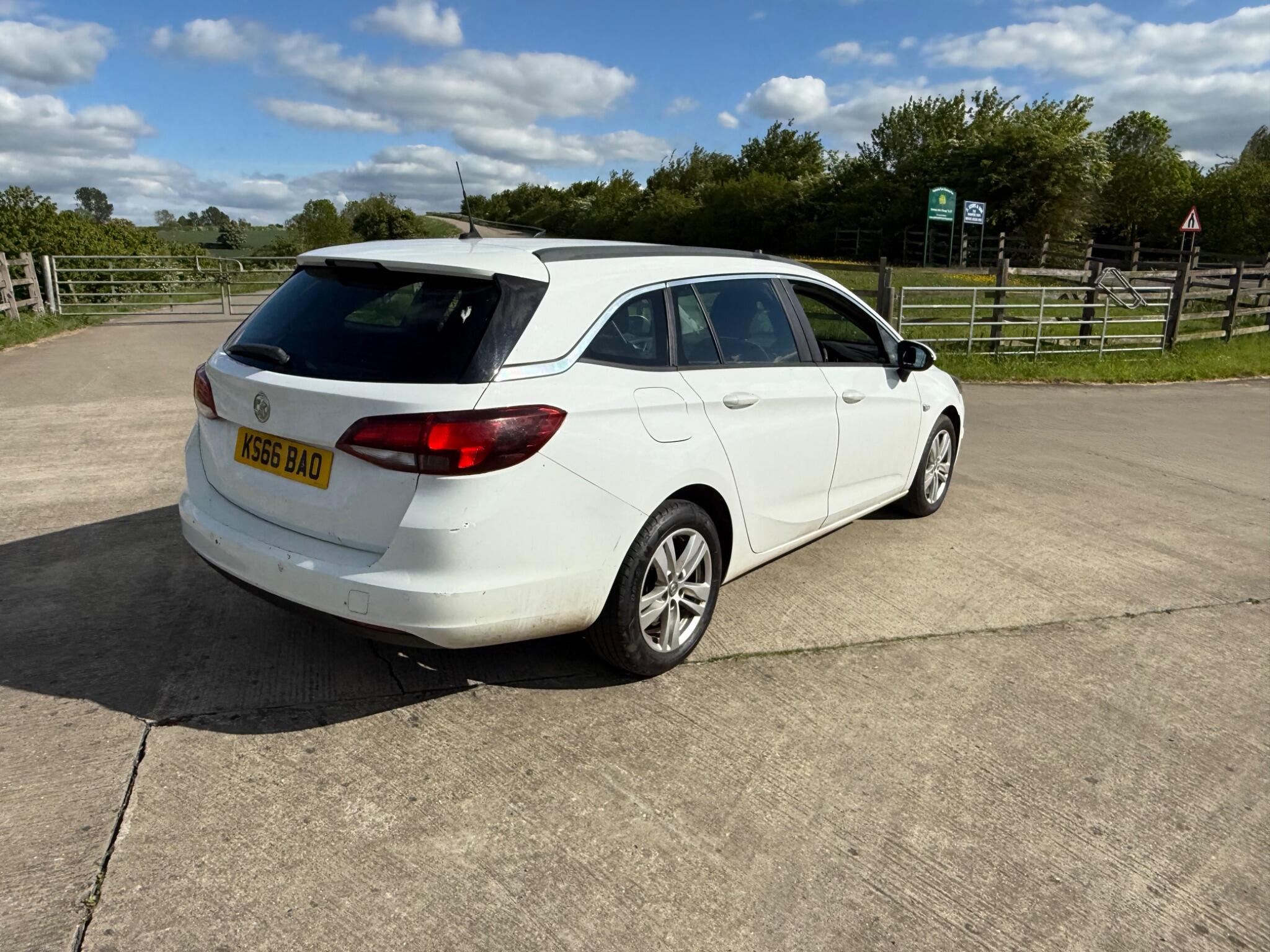 Vauxhall Astra 1.6 CDTi Tech Line Sports Tourer Euro 6 (s/s) 5dr — photo 82 of 104